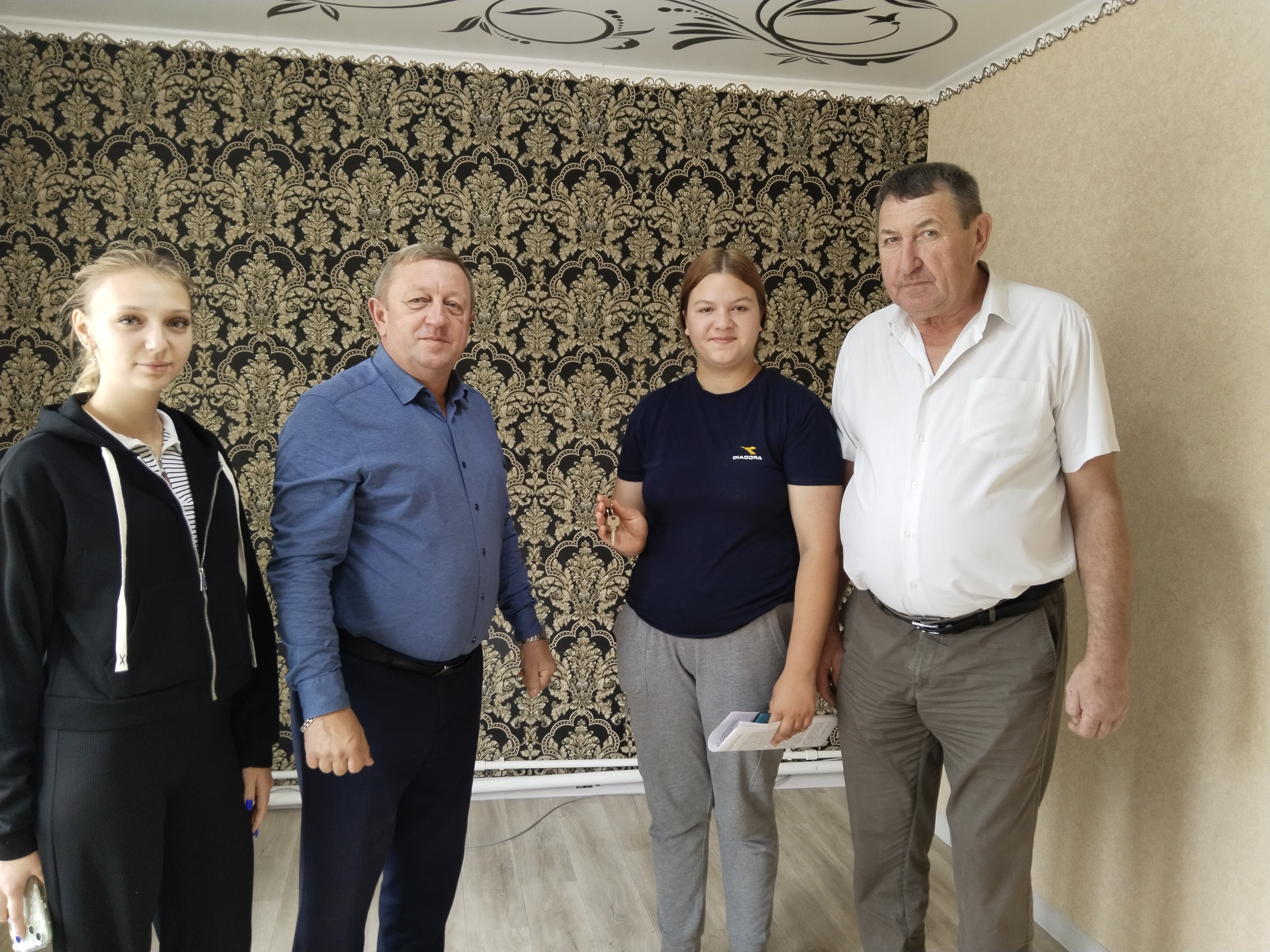 04.09.2025 года Лобачевой Дарье Александровне как ребёнку, оставшемуся без попечения родителей, администрацией Обливского района предоставлено благоустроенное жилое помещение.